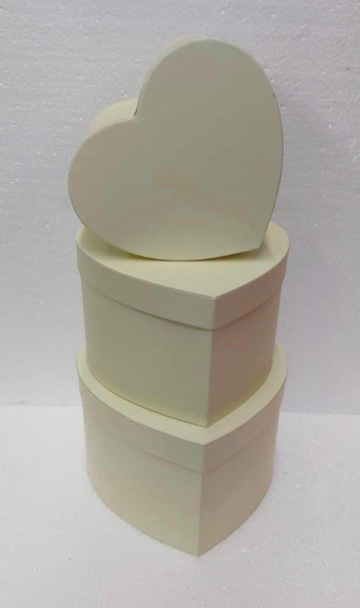 Cutii din carton în formă de inimă, crem – set 3 bucăți